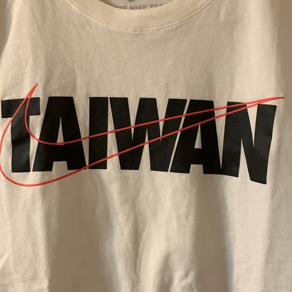 The Nike Tee Taiwan size Small (although reads size M) pit to pit measures 18” - Picture 4 of 6